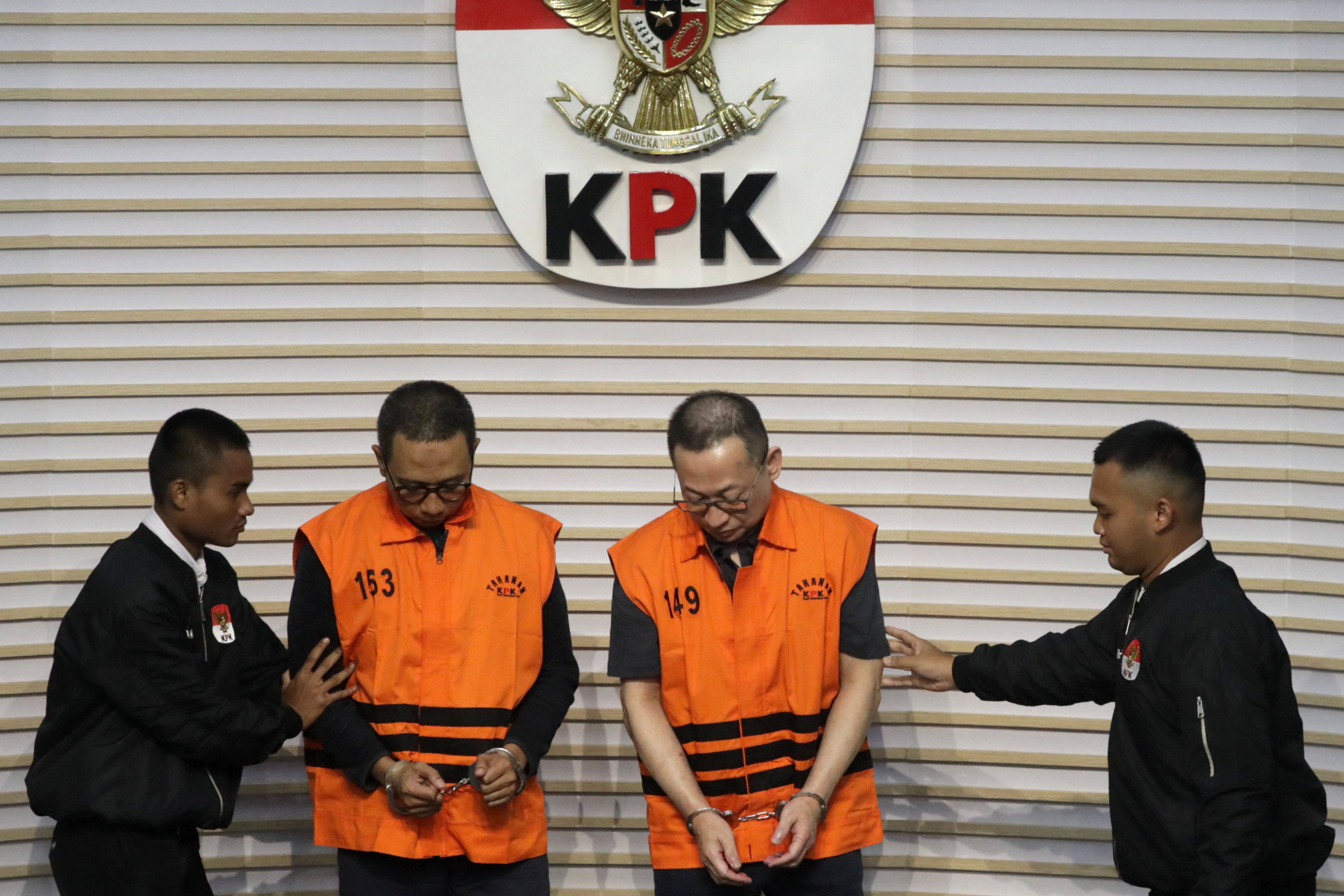 KPK-Tahan-Tersangka-Korupsi-DJKA-Medan_20251201_211103.jpg