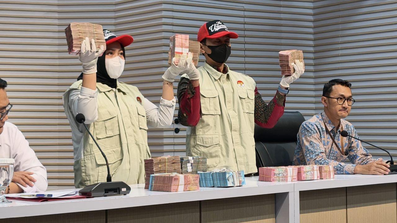 KPK-barang-bukti-uang-tunai-penetapan-Kepala-KPP-Madya-Banjarmasin-Mulyono.jpg