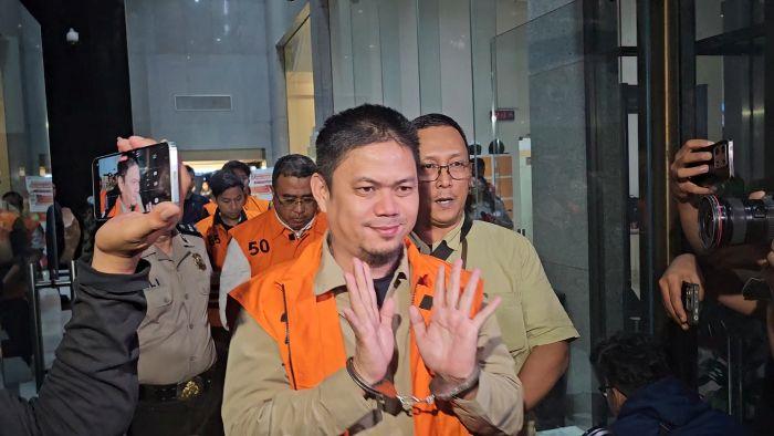 ABDUL AZIS — KPK resmi menahan Bupati Kolaka Timur (Koltim) Abdul Azis setelah menetapkannya sebagai tersangka dalam kasus dugaan korupsi terkait proyek pembangunan Rumah Sakit Umum Daerah (RSUD) di Koltim, Sulawesi Tenggara. Penahanan dilakukan usai konferensi pers penetapan tersangka yang berakhir pukul 02.14 WIB, Sabtu (8/8/2025) dini hari.
