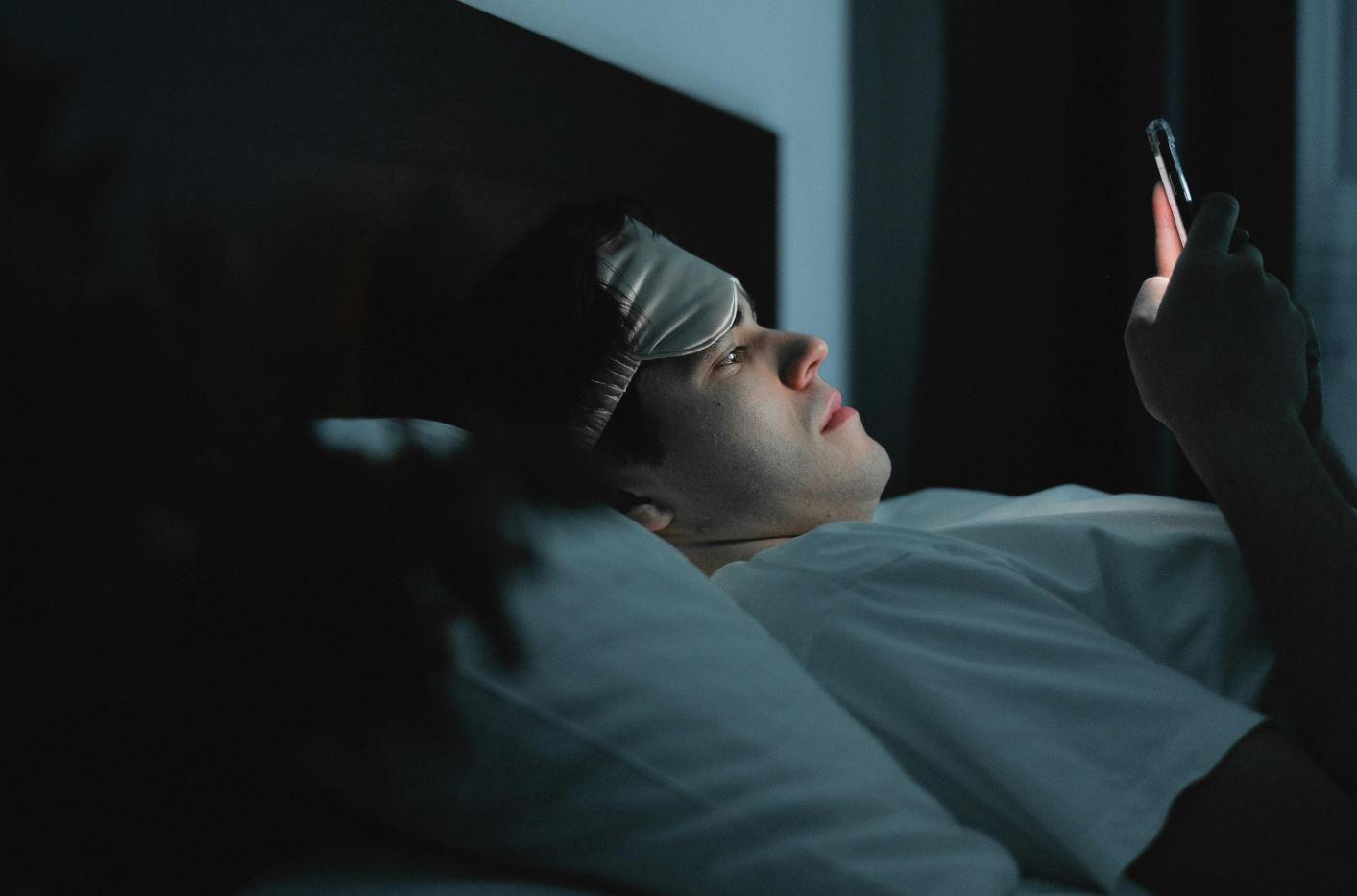 KUALITAS-TIDUR-Foto-ilustrasi-pria-menatap-HP-sebelum-tidur.jpg