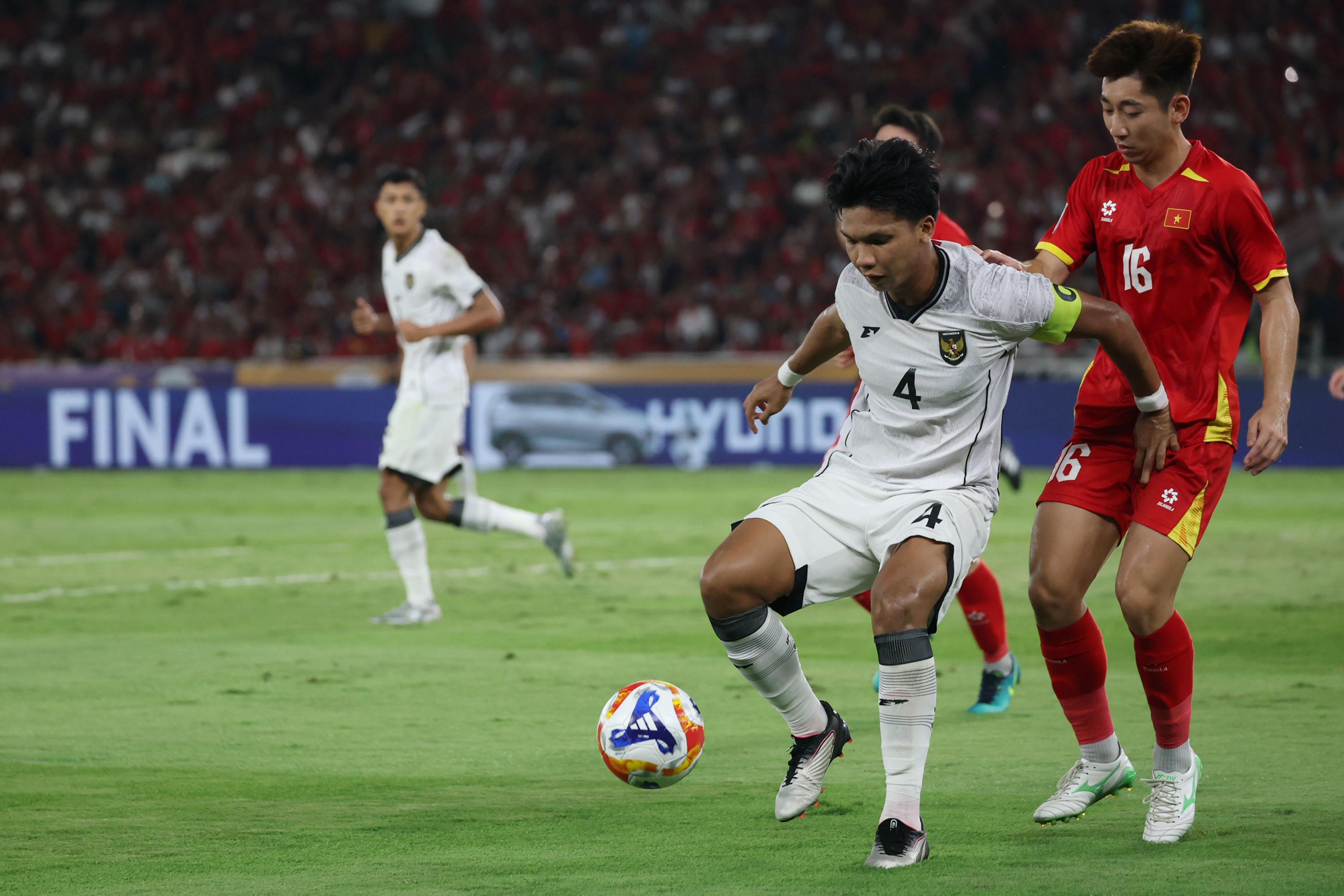 Kadek-Arel-duel-di-laga-Indonesia-vs-Vietnam-Final-Piala-AFF-U23.jpg