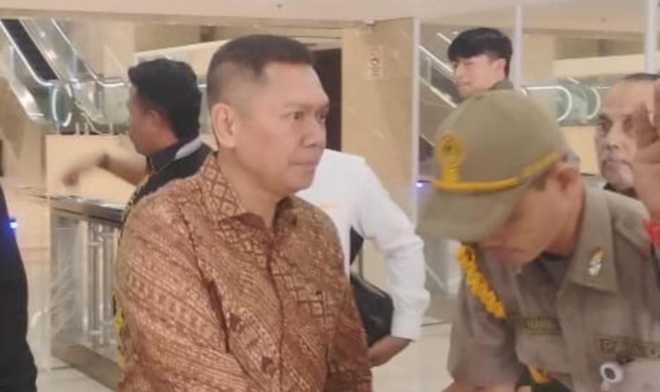Wakil Ketua DPR Non-aktif Adies Kadir Salami Petugas Pamdal DPR Saat Tiba di Ruang MKD