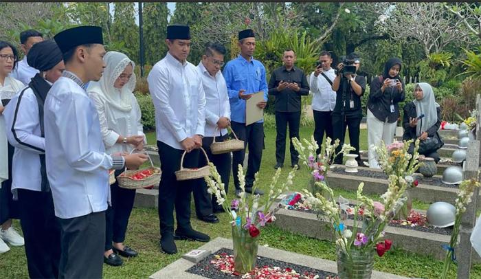 Kaesang-Ziarah-ke-Makam-Habibie_2.jpg