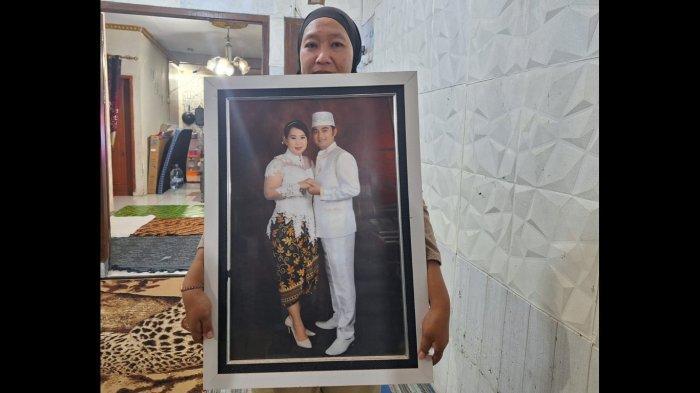 Kakak-ipar-Sandy-Permana-Amelia-41-menunjukan-foto-di-rumah-duka.jpg