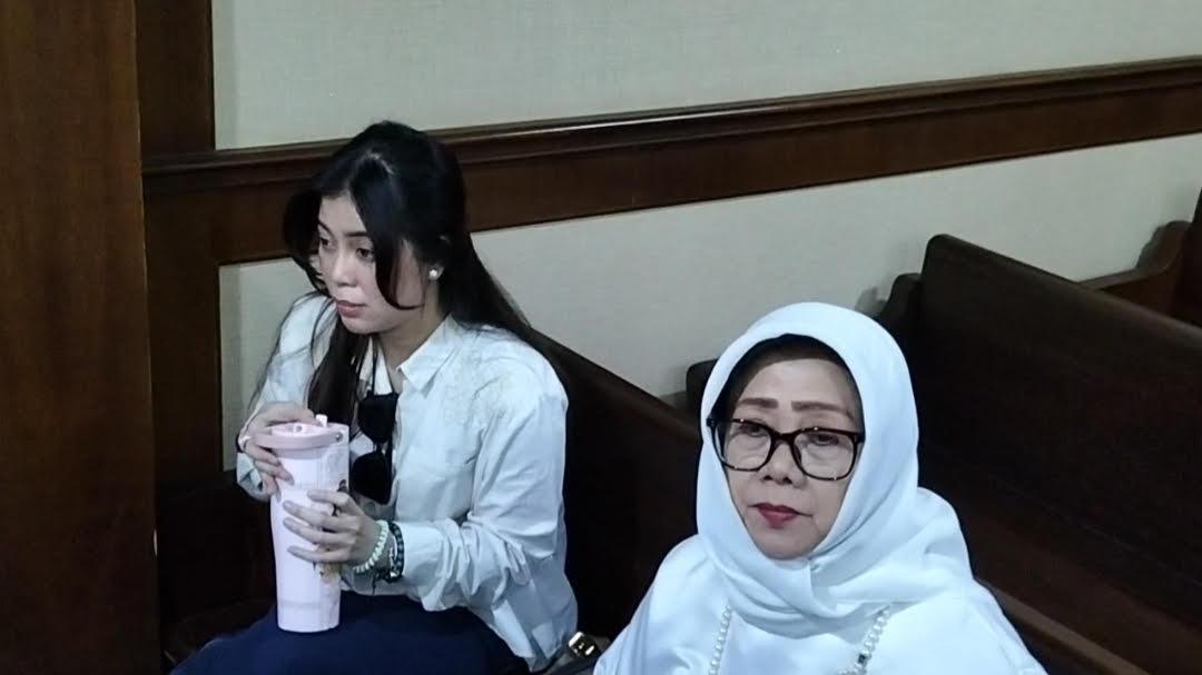 Ammar Zoni Sidang Online, Kamelia Hadir di Pengadilan, Mulutnya Komat-kamit di Dekat Ibu sang Pacar