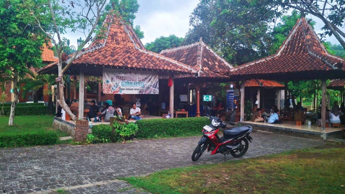 KAMPUNG BATIK WUKIRSARI - Suasana di Kampung Batik Giriloyo, Jalan Giriloyo, Wukirsari, Imogiri, Kabupaten Bantul, Daerah Istimewa Yogyakarta (DIY) (Tribunnews.com/Garudea Prabawati)
