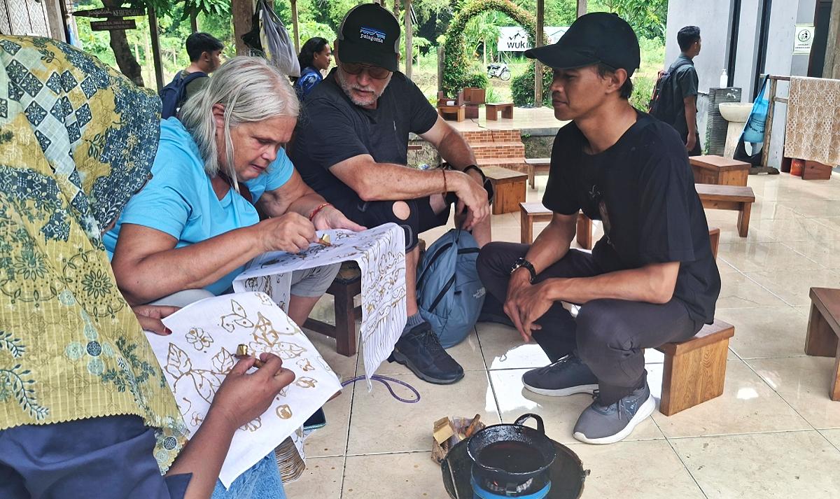 WISATAWAN ASING DI WUKIRSARI - Wisatawan asing asal Kanada saat praktik membuat batik, dipandu pengrajin batik di Kampung Batik Giriloyo, Jalan Giriloyo, Wukirsari, Imogiri, Kabupaten Bantul, Daerah Istimewa Yogyakarta (DIY) (Tribunnews.com/Garudea Prabawati)