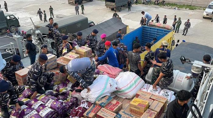 Kapal Perang TNI AL Bertolak ke Pelabuhan Krueng Geukeuh & Kuala Idie Aceh, Bawa Beras hingga Solar