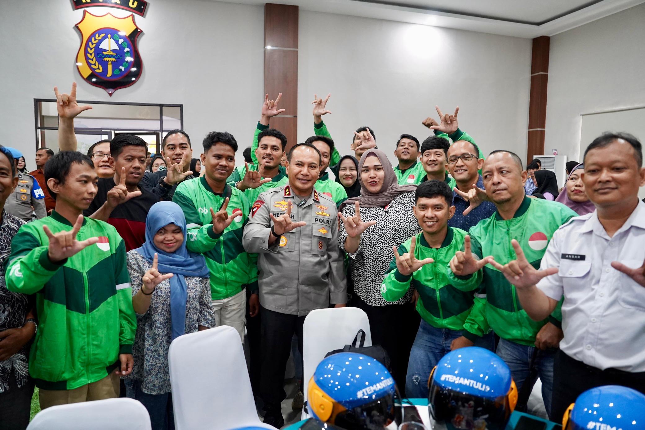 Kapolda-Riau-Irjen-Herry-Heryawan-menyerahkan-helm-disabilitas-kepada-Guntur.jpg