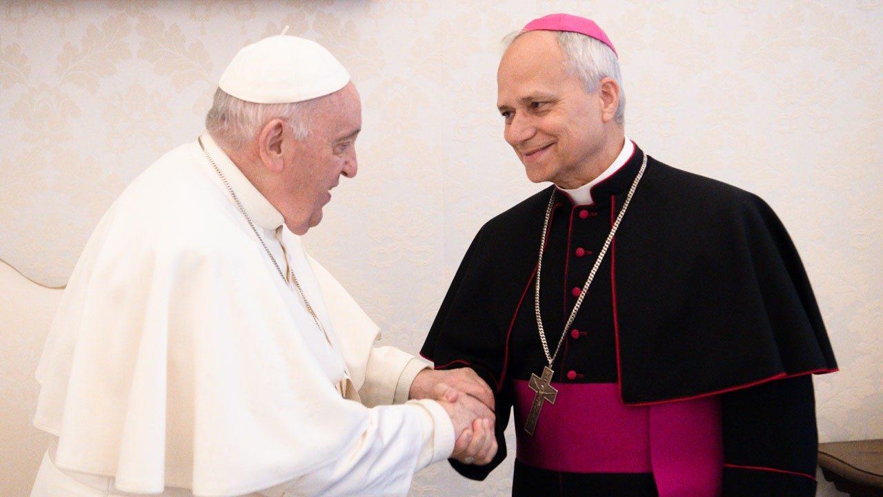 Kardinal-Robert-Francis-Prevost-bersalaman-dengan-Paus-Fransiskus.jpg