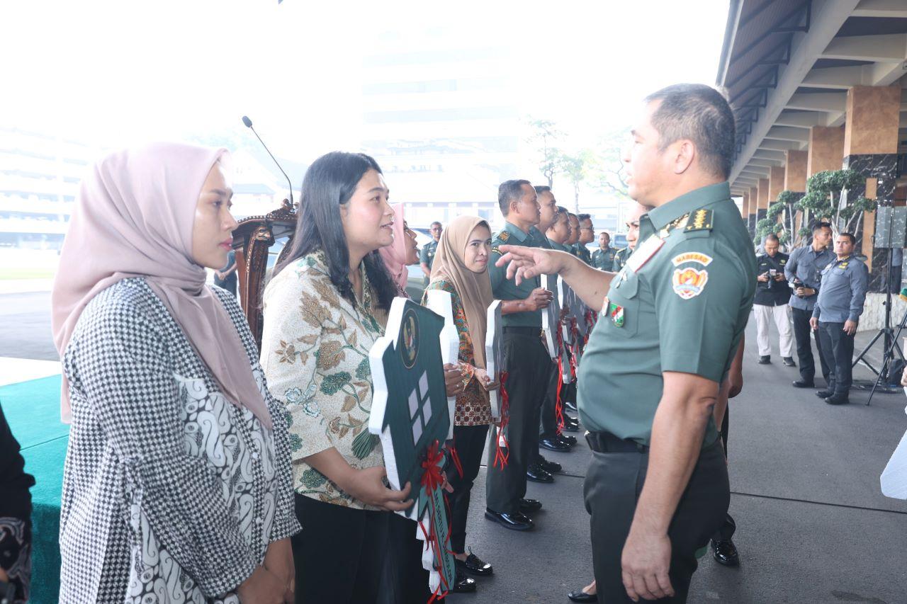 Kasad-Jenderal-TNI-Maruli-Simanjuntak-dan-Istri-Uli-Simanjuntak-menyerahkan-bantuan-prajurit-gugur.jpg