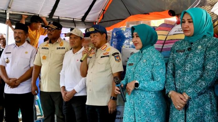 Kasatgas-Tito-Karnavian-bersama-TP-PKK-beri-bantuan-pascabencana-kepada-warga-Aceh-Tamiang.jpg