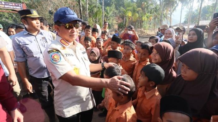 Kasatgas-Tito-Karnavian-kunjungan-ke-wilayah-terdampak-di-Tapanuli-Tengah.jpg