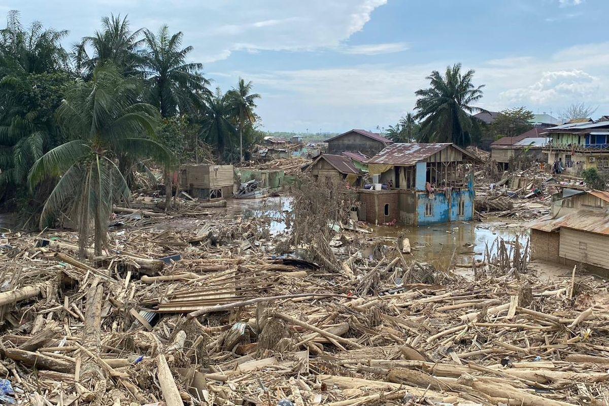 Kayu-gelondongan-banjir-bandang-di-Aceh-OK.jpg