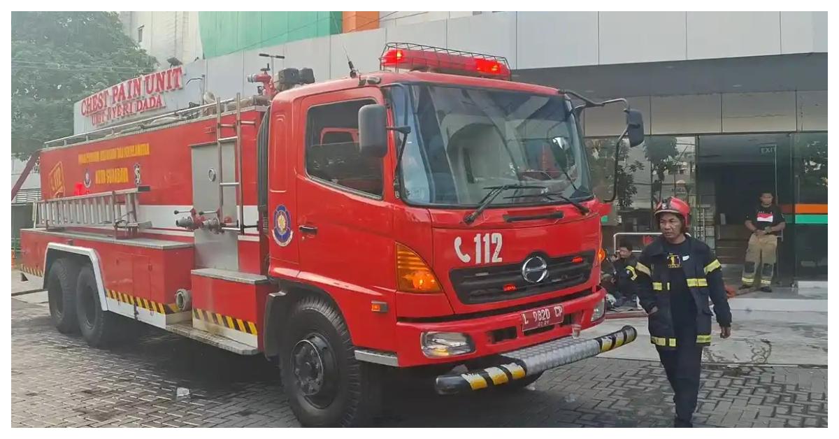 KEBAKARAN DI RUMAH SAKIT - Sejumlah petugas dan beberapa mobil pemadam kebakaran, berjibaku memadamkan api, yang menghanguskan Pusat Pelayanan Jantung Terpadu lantai 5 RSUD Dr. Soetomo, Jumat pagi (15/5/2026). Diduga karena masalah kelistrikan di ruang farmasi lantai lima.