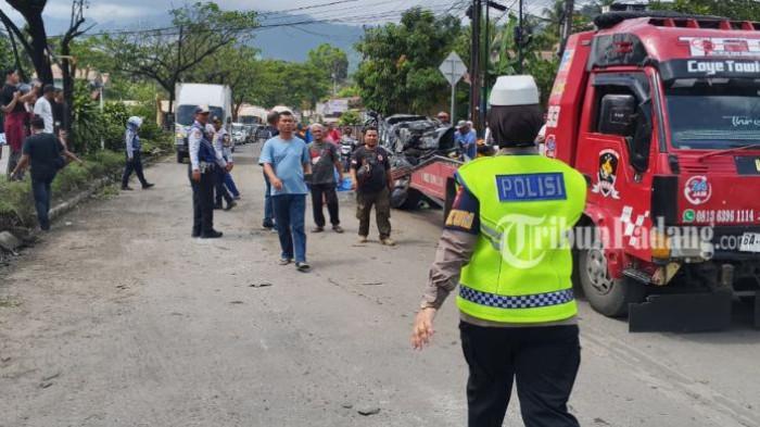 Kecelakaan-beruntun-di-padang-besi-kota-padang-asdfwef.jpg