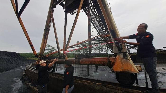 Kejagung-Sita-Alat-Berat-Kasus-Samin-Tan.jpg