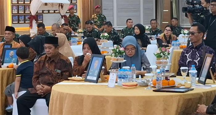 Tangis Haru Keluarga Marinir Korban Longsor Cisarua, Kemensos Santuni Rp 15 Juta Per Orang