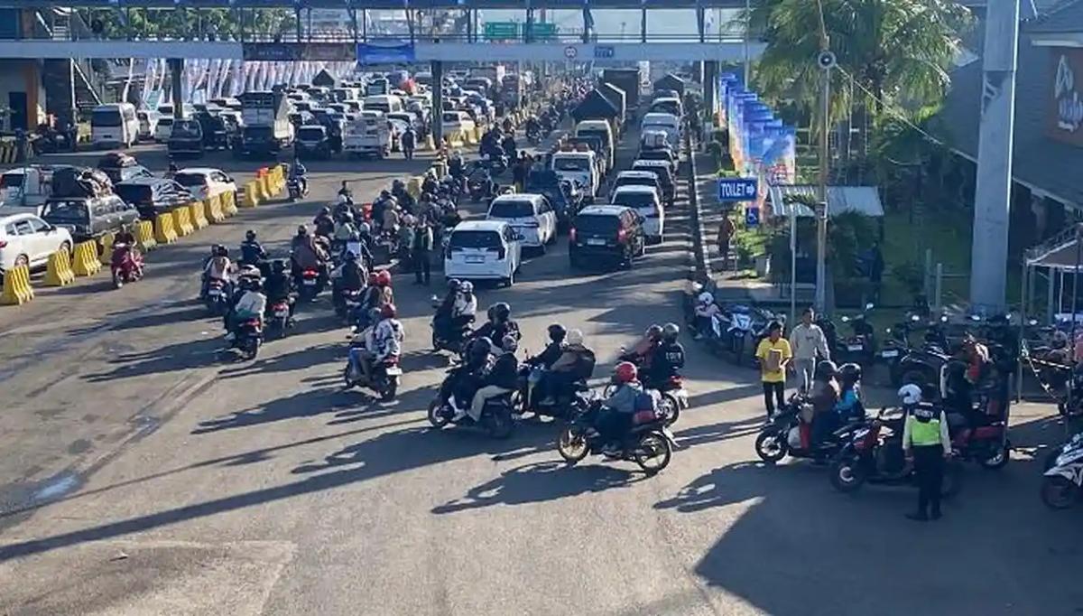 PADAT - Suasana arus mudik di Pelabuhan Gilimanuk H-5 Idul Fitri terpantau sangat padat, Senin 16 Maret 2026.