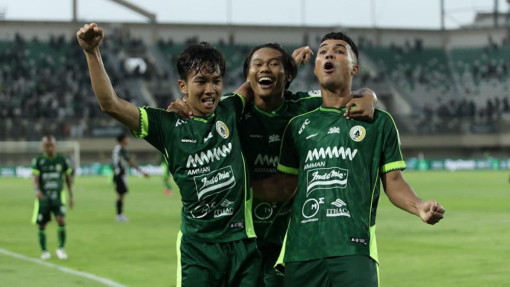 Selebrasi pemain PSS Sleman, Gustavo Tocantins (kanan) dan Dominikus Dion (kiri) setelah mencetak gol ke gawang Kendal Tornado FC dalam pekan 5 Liga 2 di Stadion Maguwoharjo, Sleman, Minggu (12/10/2025).