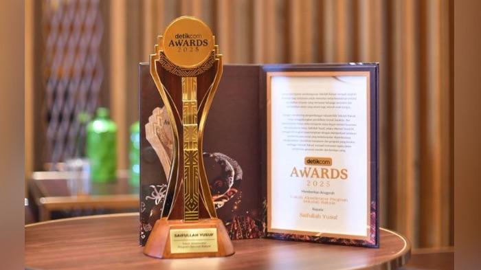 Kemensos-Gus-Ipul-raih-penghargaan-dalam-ajang-Detikcom-Awards-2025.jpg