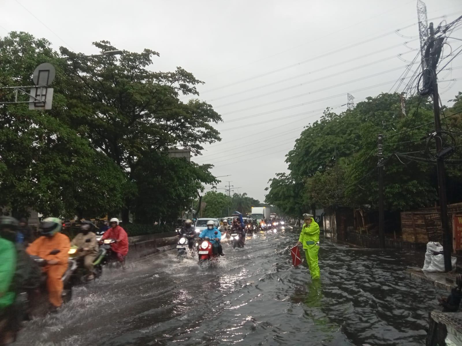 Kepadatan-arus-lalu-lintas-menjadi-pemandangan-di-sejumlah-ruas-jalan-arteri-Jakarta.jpg