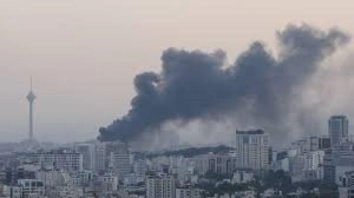 SERANG TEHERAN - Kepulan asap hitam setelah serangan udara Israel di Kota Teheran, Iran. Pada Selasa (22/6/2025), Israel kembali menyerang Teheran seusai menuding Iran melanggar gencatan senjata.