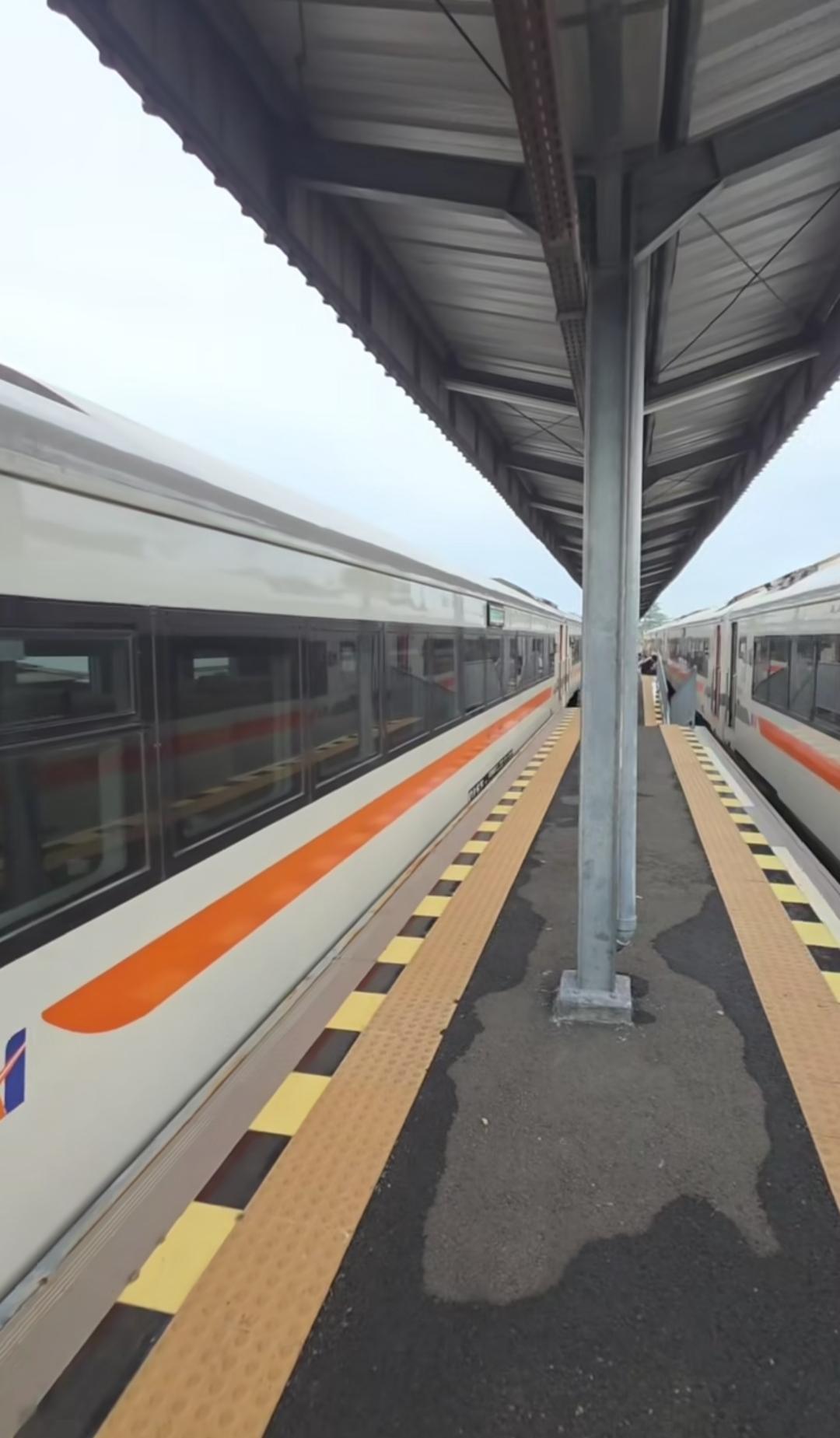 Kereta-tertahan-karena-banjir.jpg