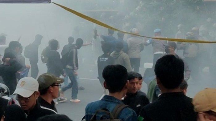 Kericuhan-hari-demo-di-Semarang-oknum-polisi-aniaya-wartawan.jpg