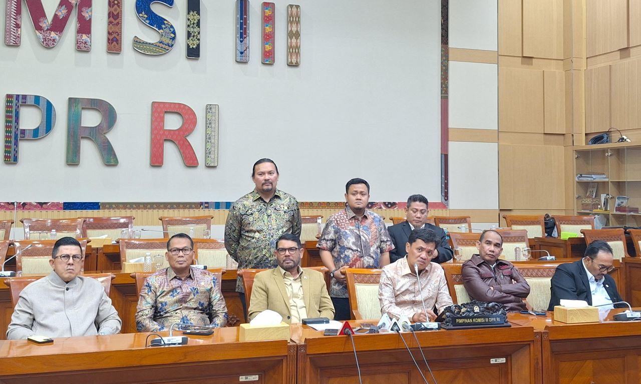 Ketua-Komisi-III-DPR-RI-Habiburokhman-dan-konferensi-pers-Revisi-KUHAP.jpg