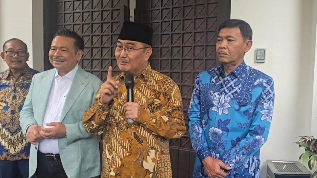 Ketua-Komisi-Percepatan-Reformasi-Polri-Prof-Jimly-Asshidiqie-didampingi-anggota.jpg