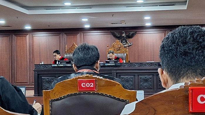 Ketua-MK-Suhartoyo-dan-hakim-Daniel-Yusmic-Foekh-dalam-sidang-Perkara-81PUU-XXIII2025.jpg