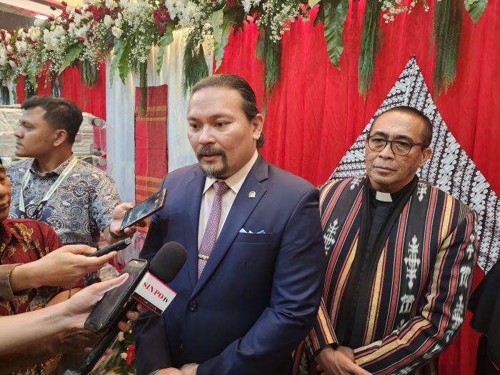 Ketua-Panitia-Natal-Parlemen-2024-Martin-Daniel-Tumbelaka.jpg