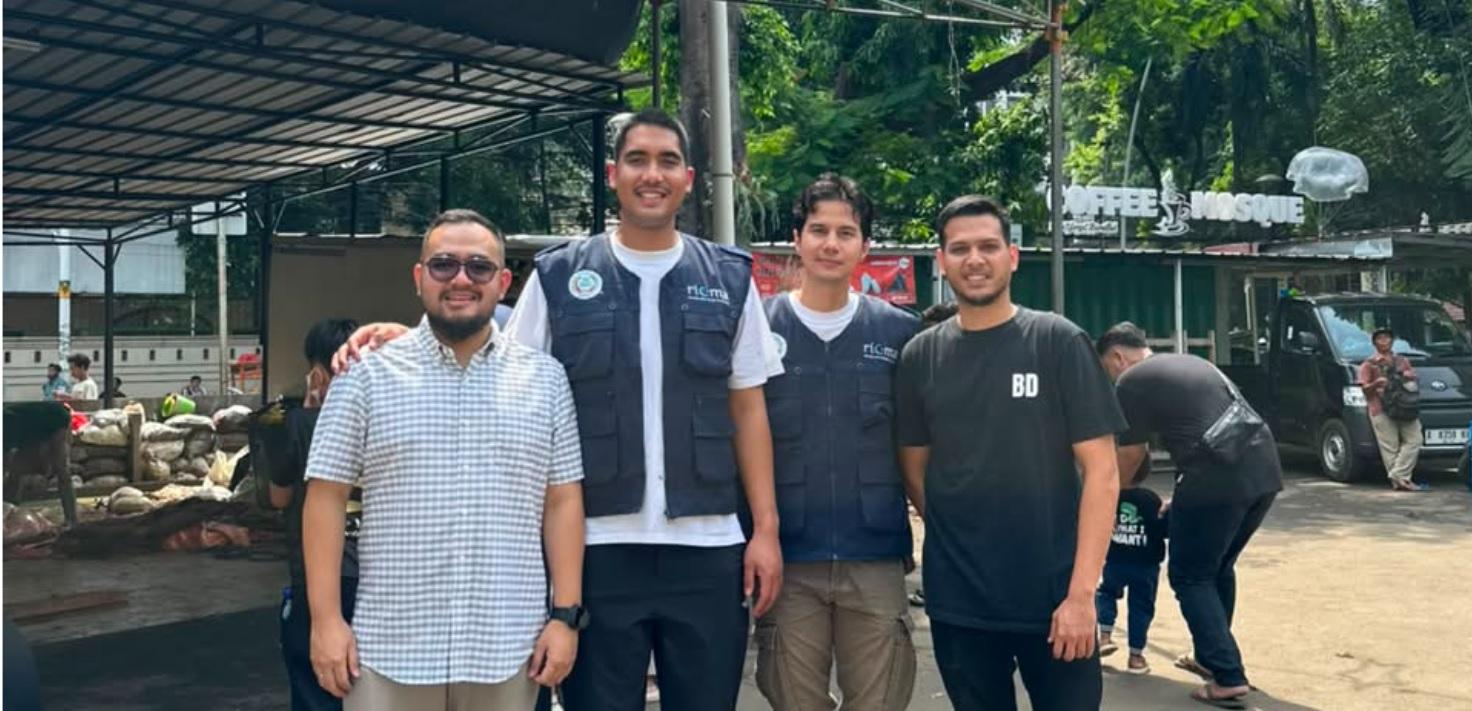 Ketua-Panitia-Perayaan-Iduladha-2026-Masjid-Cut-Meutia-M-Pradana-Indra-Putra-kedua-dari-kiri.jpg
