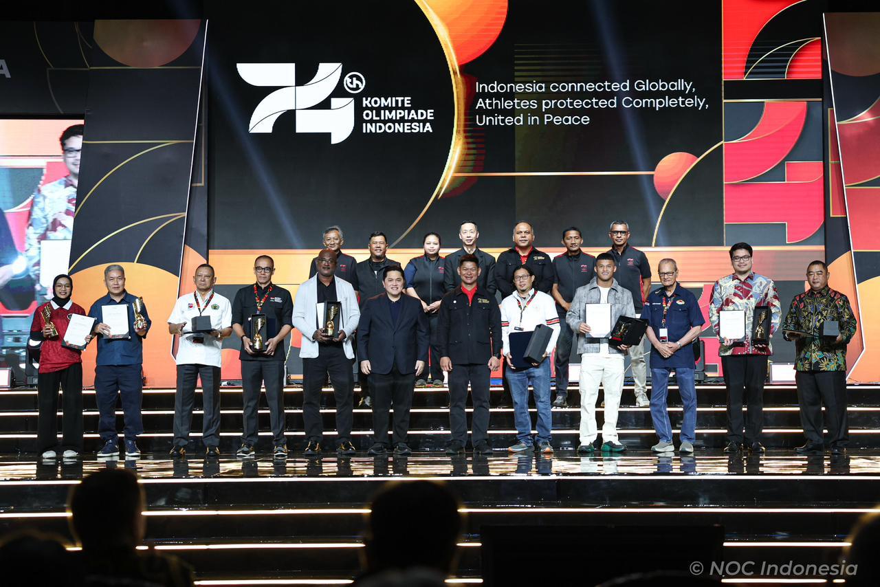 Ketua-Umum-NOC-Indonesia-Raja-Sapta-Oktohari-menyerahkan-The-Game-Changer-Award.jpg
