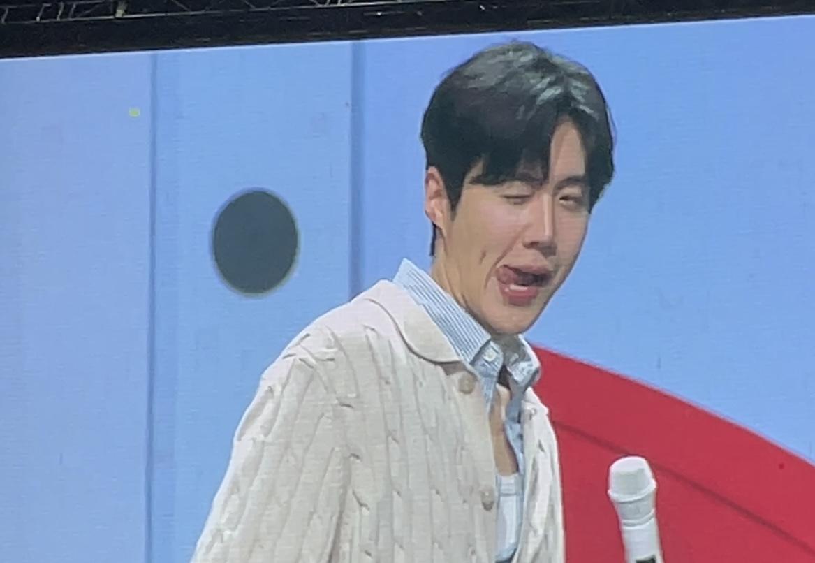 Kim-Seon-Ho-challenge-Kasih-Paham-Bos-dalam-fanmeeting-2026-Jakarta.jpg