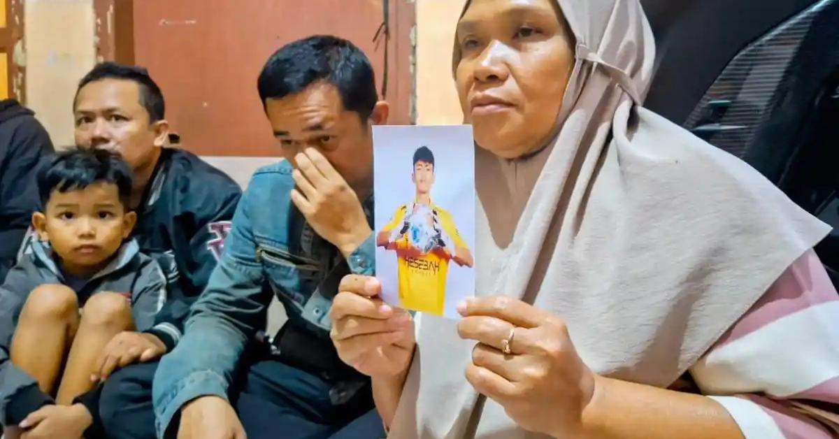 Seorang petugas kepolisian berseragam lengkap sedang memberikan keterangan pers di depan mikrofon, dengan latar belakang logo institusi kepolisian, menunjukkan suasana profesional dan tegas.