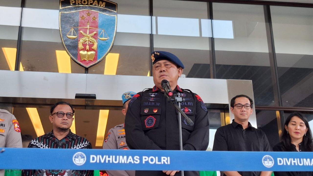 Komjen-Imam-Widodo-Dankor-Brimob-Polri-menyampaikan-pernyataan-di-Mabes-Polri.jpg