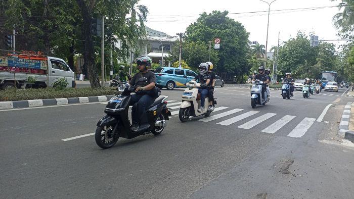 Serunya Touring Ngabuburit Rider Motor Listrik: Konvoi Sore, Berbagi Takjil di Kota Tua Jakarta