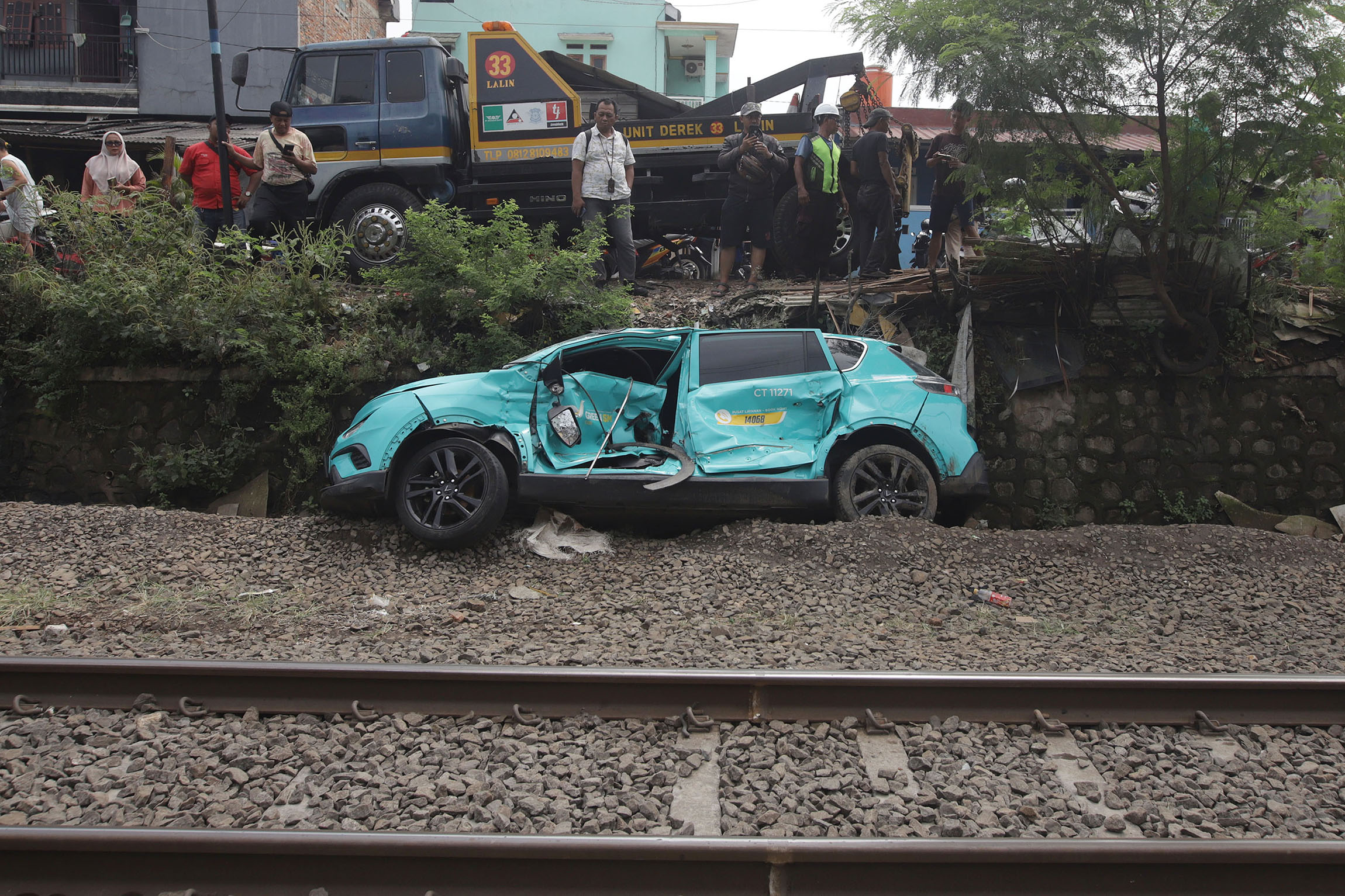 Kondisi-Taksi-Listrik-Green-SM-Usai-Tertabrak-KRL_20260428_140211.jpg