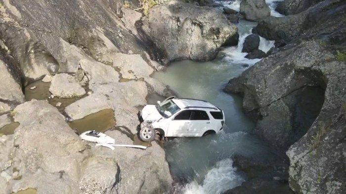 Kondisi-mobil-minibus-yang-terperosok-ke-jurang-sedalam-10-meter.jpg