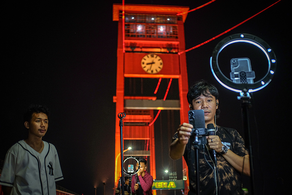 Konten-Kreator-Ngamen-Online-di-Jembatan-Ampera_20241001_135754.jpg