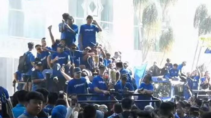 PERAYAAN JUARA - Konvoi rombongan tim Persib Bandung setelah menjuarai Super League 2025/2026. Konvoi dimulai dari depan Gedung Sate, Citarum, Kecamatan, Bandung Wetan, Kota Bandung, Jawa Barat, Minggu (24/5) pagi WIB.