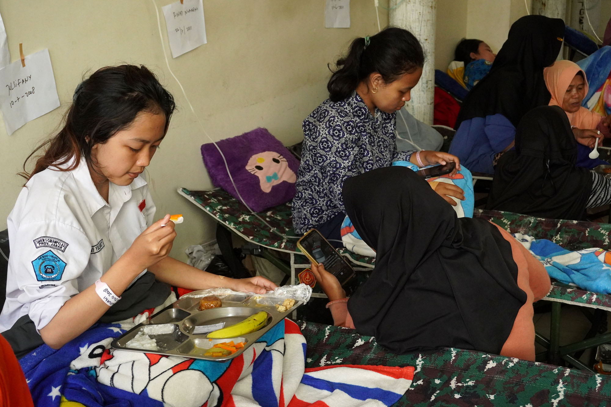Korban-Keracunan-MBG-di-Kabupaten-Bandung-Barat_20250926_070914.jpg