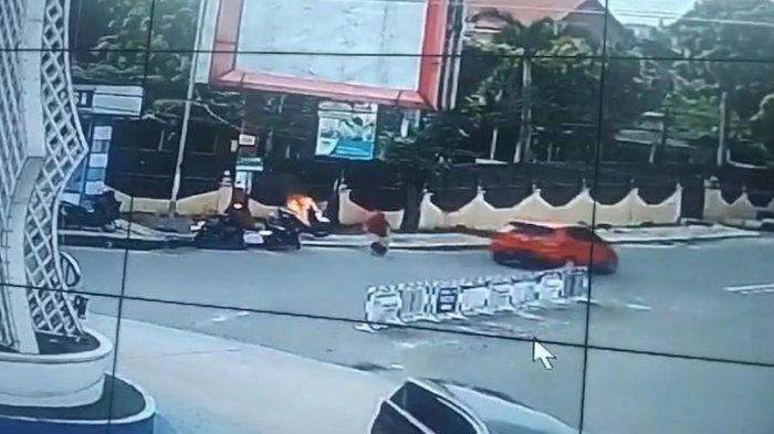 Kronologi-Wanita-Diduga-ODGJ-Bakar-Motor-Polisi-di-Labuhanbatu-Detik-detik-Kejadian-Viral.jpg