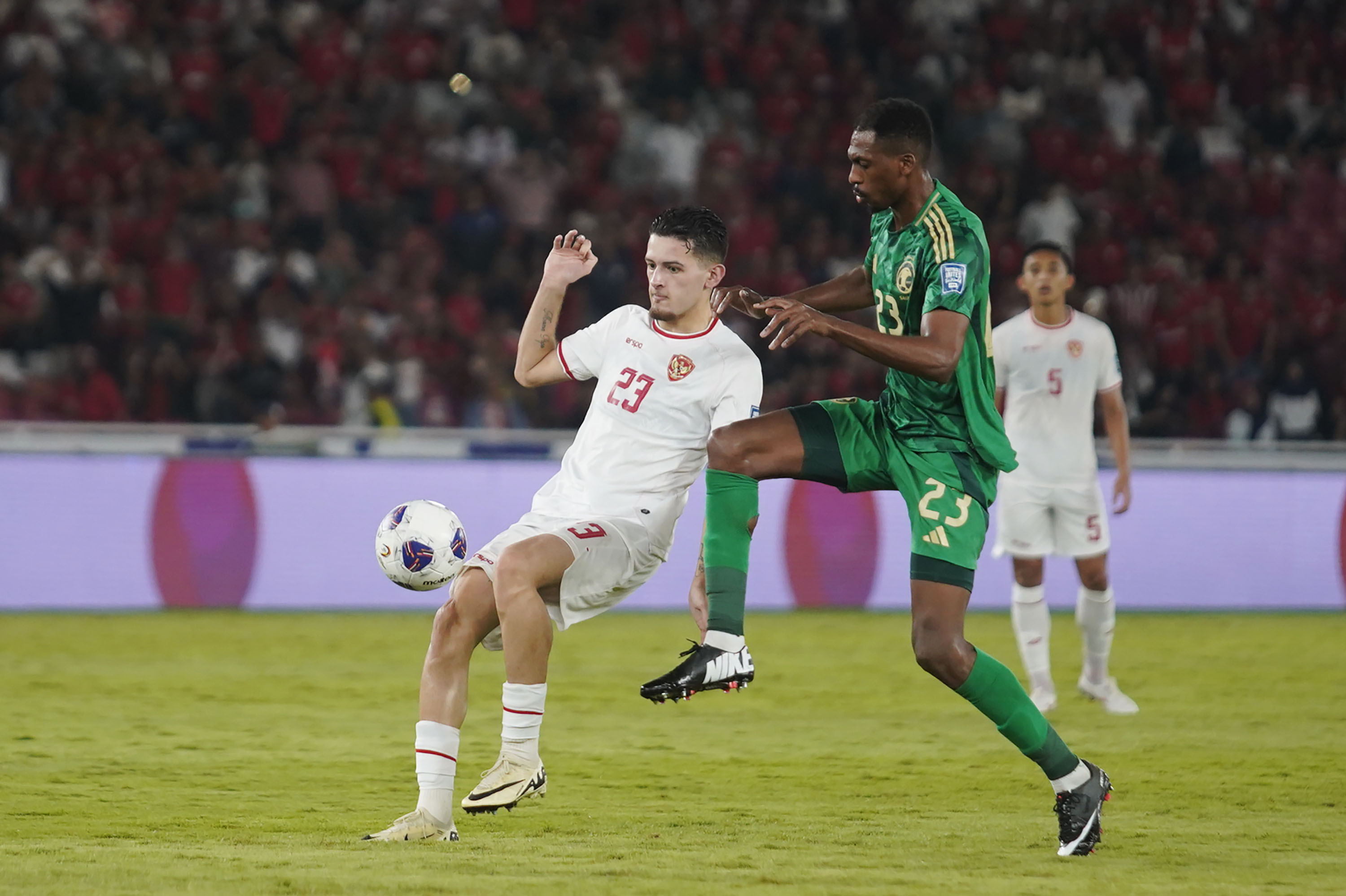 Pesepak bola Timnas Indonesia Justin Hubner berebut bola dengan pesepak bola Timnas Arab Saudi pada pertandingan Grup C putaran ketiga Kualifikasi Piala Dunia 2026 Zona Asia di Stadion Utama Gelora Bung Karno (SUGBK), Jakarta, Selasa (19/1/2024). Indonesia berhasil membungkam Arab Saudi dengan skor 2-0. TRIBUNNEWS/HERUDIN