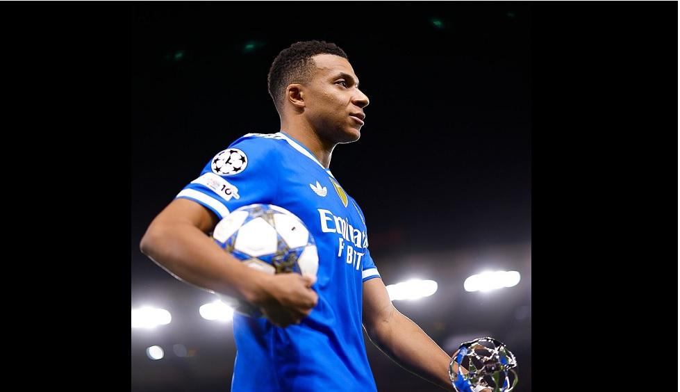 Kylian-Mbappe-bawa-bola-dan-trofi-Man-of-the-match-UCL.jpg