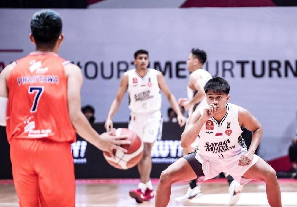 Laga-Satria-Muda-vs-Pelita-Jaya-di-game-pertama-Final-IBL-Oasis-All-Indonesian-2024.jpg