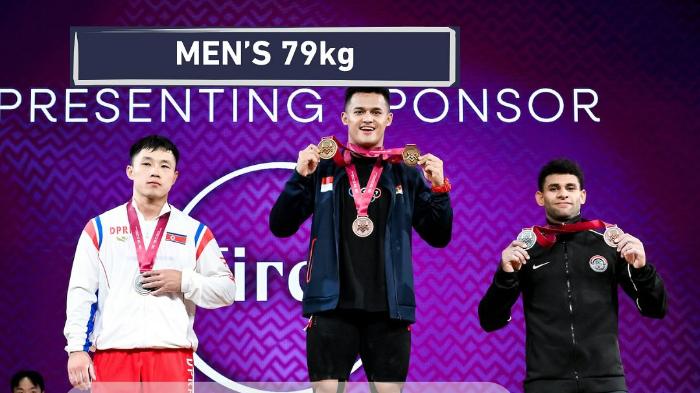 Lifter-asal-Indonesia-Rizki-Juniansyah-tengah-sukses-meraih-dua-medali-emas.jpg