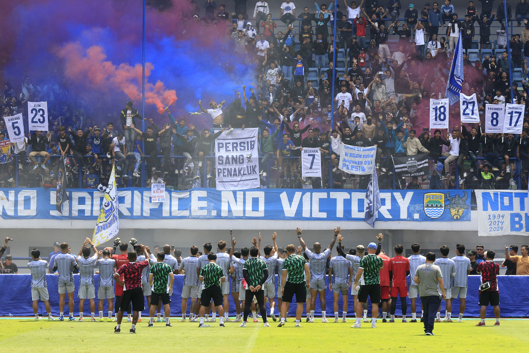 Liga-1-Bobotoh-Beri-Dukungan-Moril-Skuad-Persib_20250213_161638.jpg